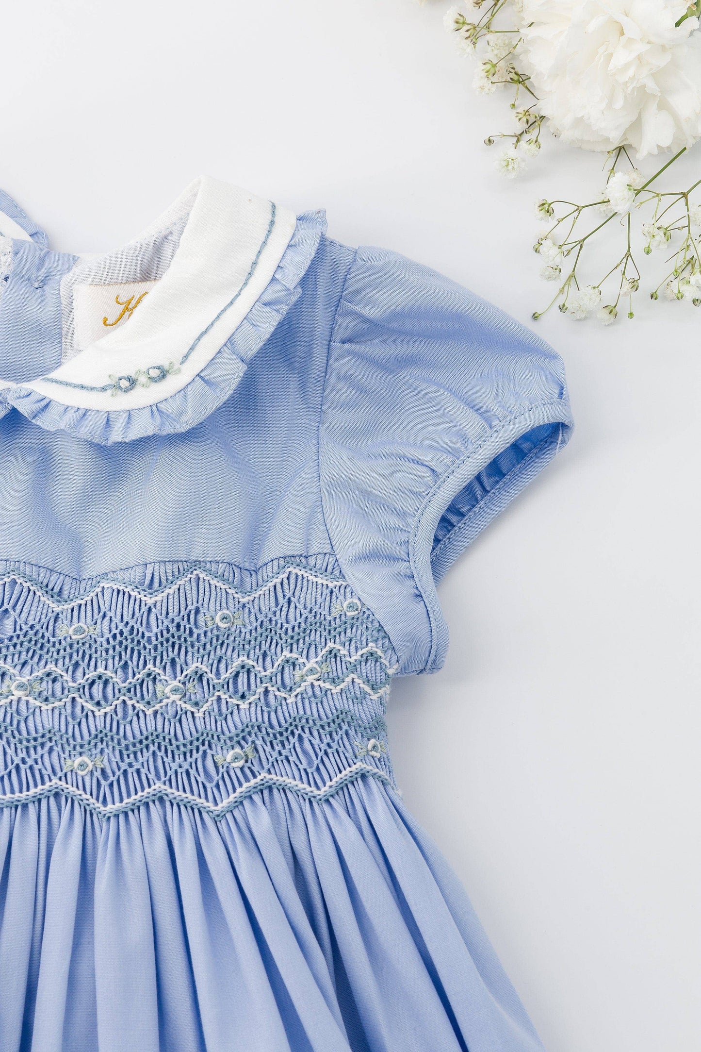 Héloïse, smocked dress in cornflower-blue poplin