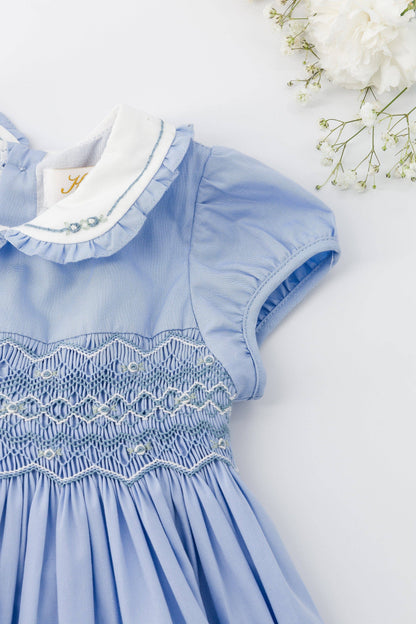 Héloïse, smocked dress in cornflower-blue poplin