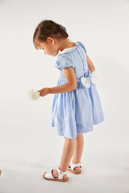 Héloïse, smocked dress in cornflower-blue poplin