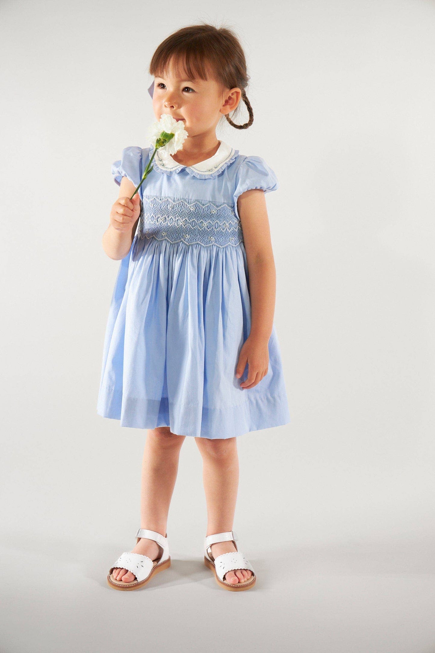 Héloïse, smocked dress in cornflower-blue poplin