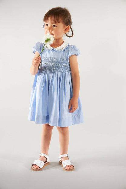 Héloïse, smocked dress in cornflower-blue poplin